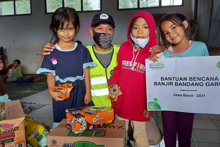  IZI Jabar Berikan Trauma Healing dan Bantuan Ke Pengungsi Banjir Bandang Garut