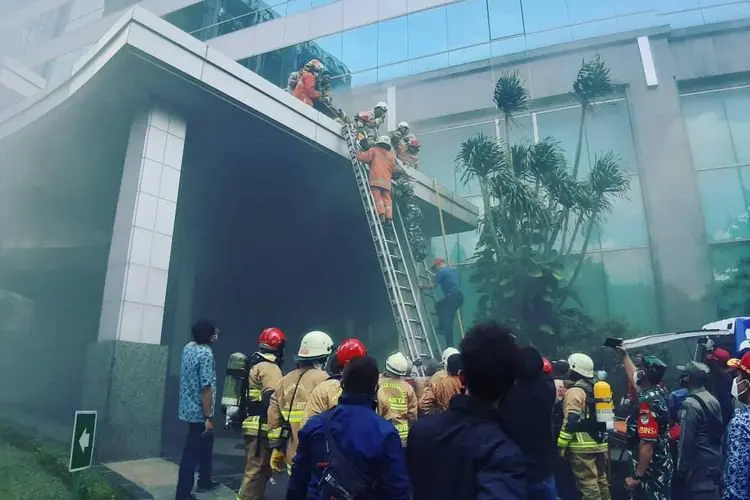 Gedung Cyber 1 Kebakaran, Ada Korban Diduga Meninggal Dunia