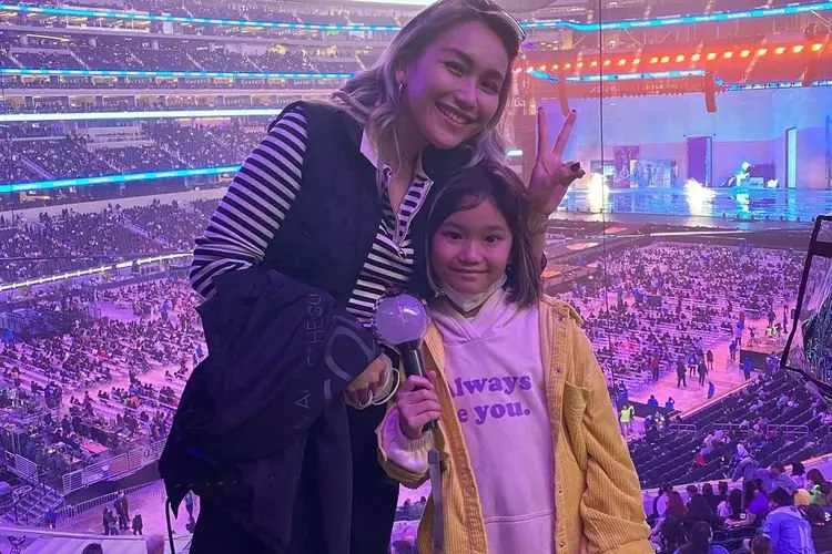 Sukses Buat Iri Luna Maya! Intip Keseruan Ayu Ting Ting Ajak Bilqis Nonton Konser BTS di Amerika