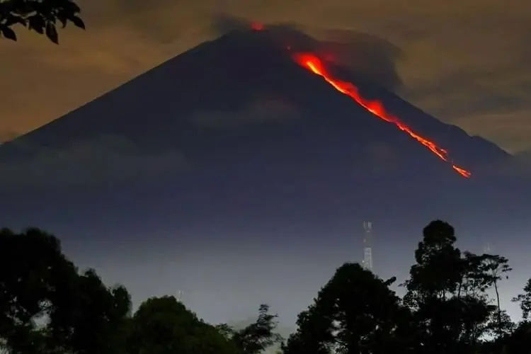 Gunung Semeru Meletus, Warga Berlarian Panik