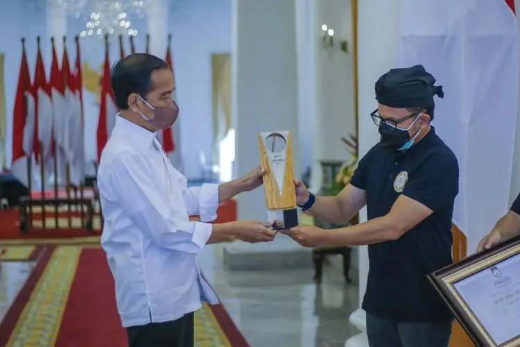  Bima Serahkan Anugerah Bakti Utama Pusaka ke Presiden Jokowi 