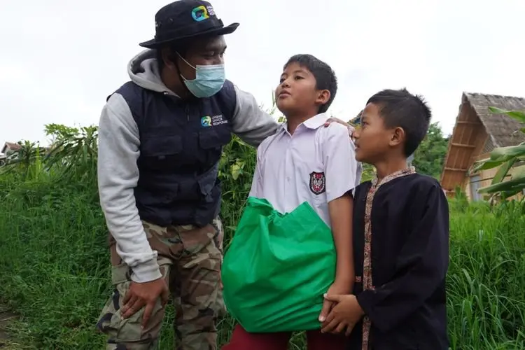 Kembali Salurkan Bantuan Gubernur, JQR Gandeng PGPI Sasar Kelompok Rentan di Gunung Puntang