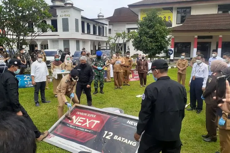 Naik Truk, Bima Arya Pimpin Razia Pelanggaran Display Produk Rokok