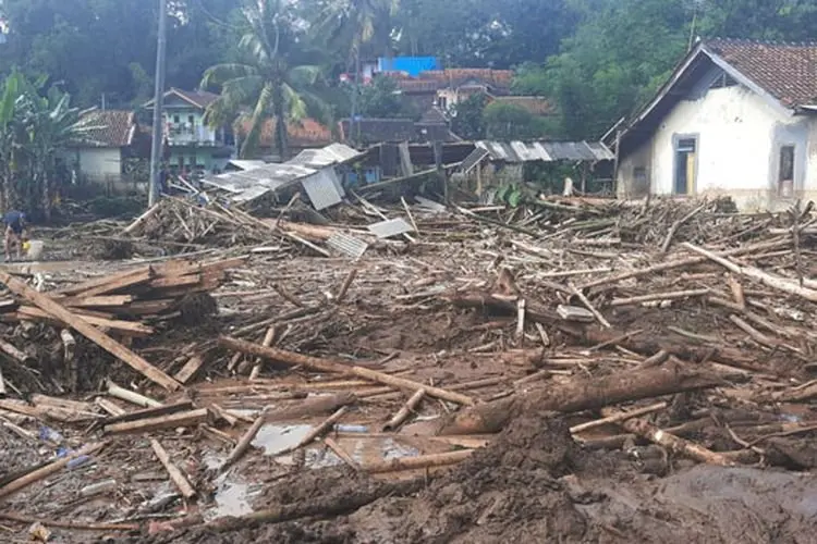 Pemkab Garut Percepat Masa Tanggap Darurat Banjir Bandang