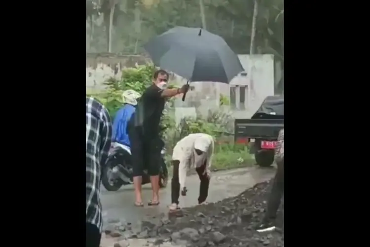 Beredar Video Risma Urug Lubang di Jalan Pakai Tangan Kosong, Netizen: Ga Ngaruh Sih Pungut Batu Satu Persatu