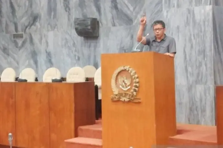 Aksi Mensos Risma Punguti Batu Dijalan Tuai Komentar Rocky Gerung, Begini Katanya