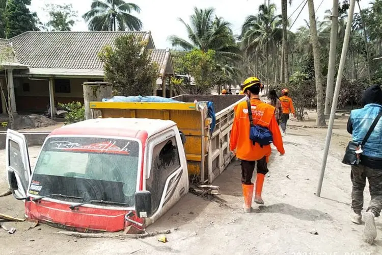 Rumah Zakat Dirikan Pos Bantuan Penyintas Erupsi Gunung Semeru