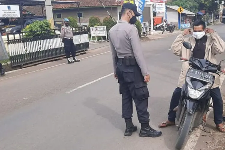 Bhabinkamtibmas Polsek Kasokondel Terus Imbau Warga Taati Prokes dan Memakai Masker
