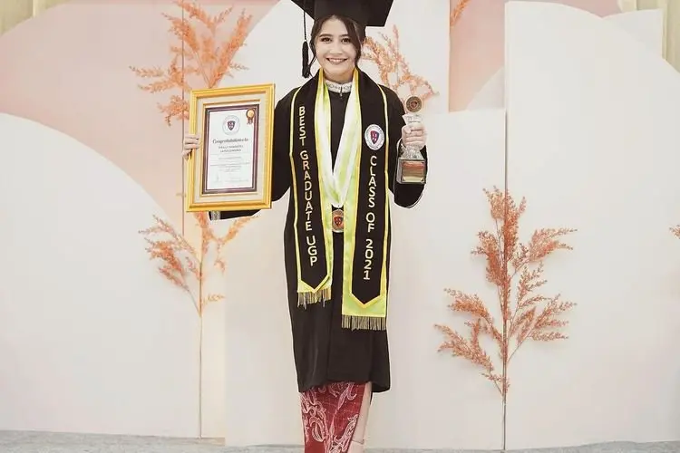 Bangga! Prilly Latuconsina Jadi Wisudawan Terbaik
