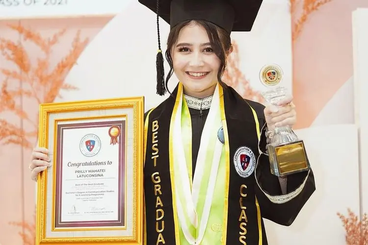 Jadi Wisudawan Peraih Best of The Best Graduate, Prilly Latuconsina Cerita Pengorbanannya Selama Ini