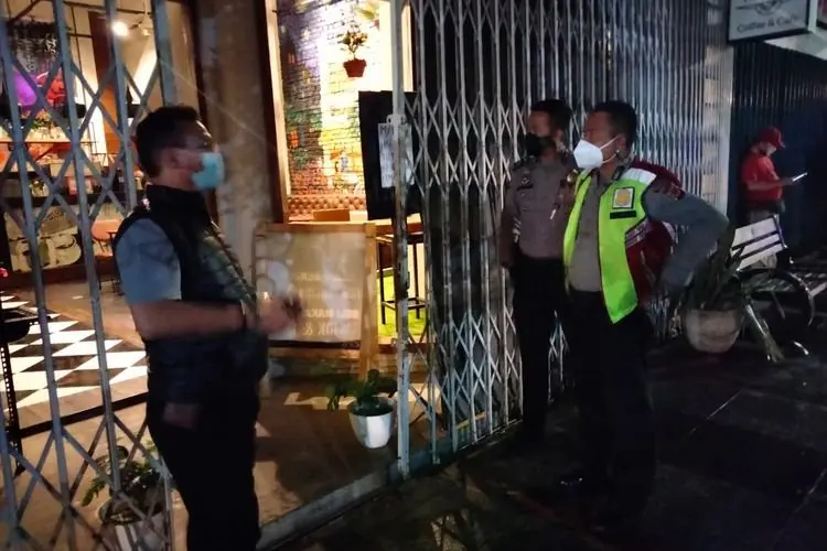 Polisi Bubarkan Kerumunan saat PPKM di Bandung