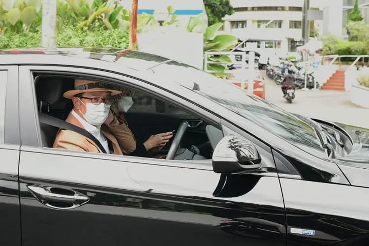 Ridwan Kamil Mendadak Jadi Sopir, Antar Sri Sultan Susuri Jalan Kenangan di Bandung
