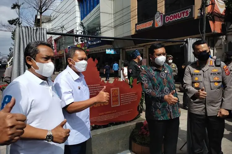 Resmi, PKL Dilarang Mangkal di Alun-alun Bandung
