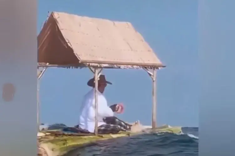 NGERI! Pria Ini Nekat Mancing di Tengah Laut Pakai Pelepah Pisang