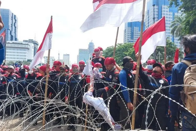Ricuh! Buruh Terobos Paksa Barikade Kawat Berduri yang Dipasang Polisi di Merdeka Barat