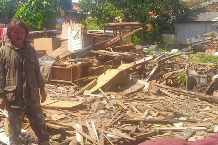 Rumah Roboh, Dadang Membutuhkan Uluran Tangan Pemerintahan Kabupaten Bandung