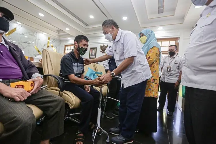 Kota Bandung Salurkan Ratusan Alat Bantu Penyandang Disabilitas