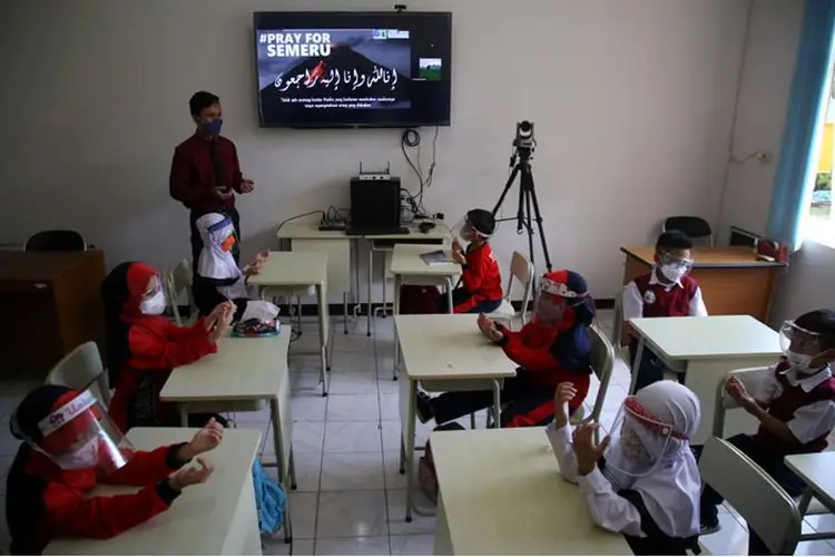 Foto: Siswa Berdoa Bersama untuk Korban Erupsi Gunung Semeru