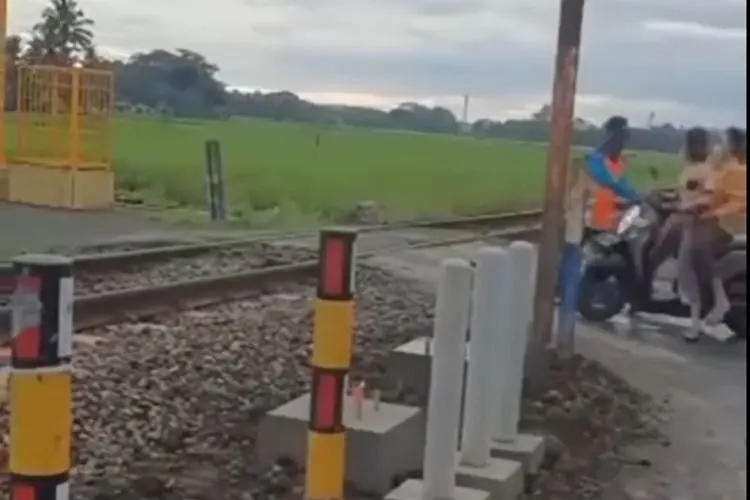 Kakek Penjga Palang Pintu Kereta Api yang Selamatkan Pengendara Motor Hanya Dapat Upah 5 Ribu Per Hari