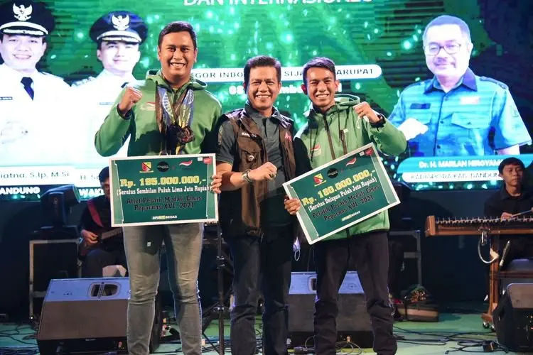  Dadang Supriatna Serahkan Kadeudeuh Rp 3 Miliar Bagi Atlet dan Pelatih Berprestasi
