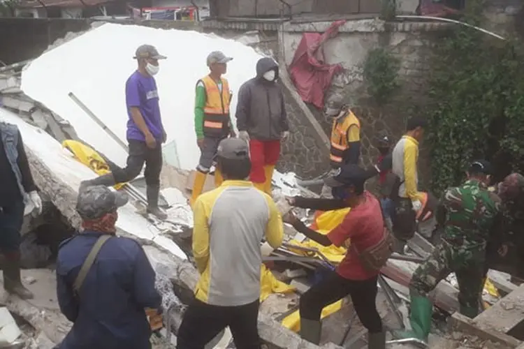 Mes Karyawan Oyo Roboh, Satu Orang Terluka di Bagian Tangan