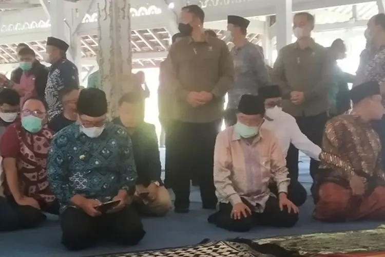 Tangis Ridwan Kamil dan Jusuf Kalla Pecah Saat  Sholatkan Jenazah Oded M Danial