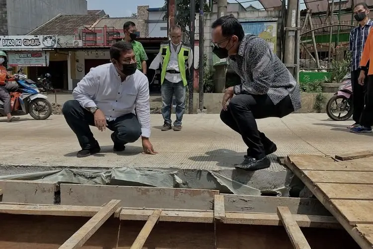 Bima Arya Tinjau Progres Pembangunan Drainase Mekarwangi
