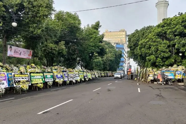 Alun-alun Kota Bandung Dipenuhi Karangan Bunga