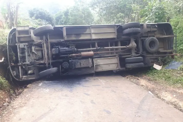 Bus Wisata Terguling di Ciwidey, 12 Orang Luka-luka