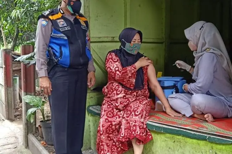 Polisi Kawal Vaksinasi Door to Door di Mekarwangi Bandung