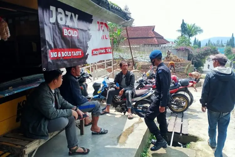 Anggota Brimob Tegur Warga Cikole Karena Tak Bermasker