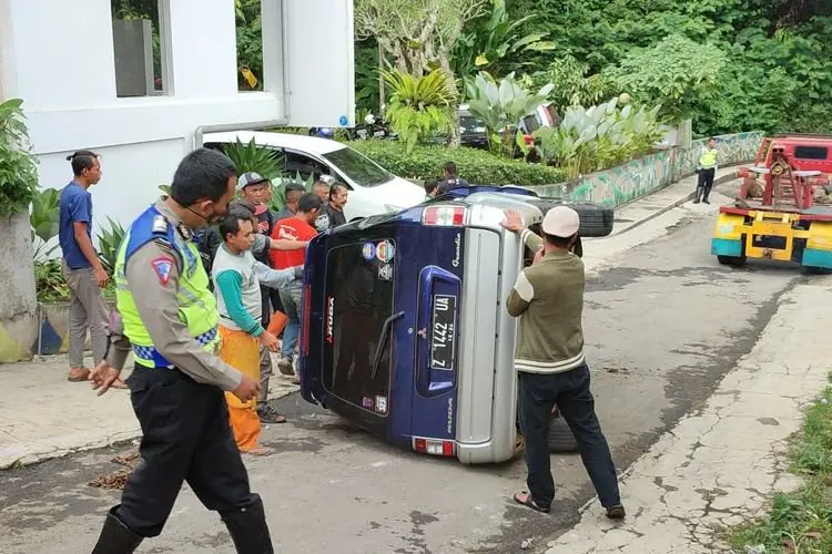 Mini Bus Terguling di Lembang, 10 Orang Dilarikan ke Rumah Sakit
