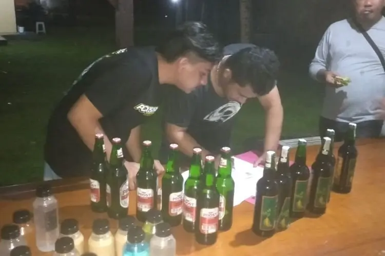 Puluhan Botol Miras Disita Saat Razia di Pesisir Ujunggenteng