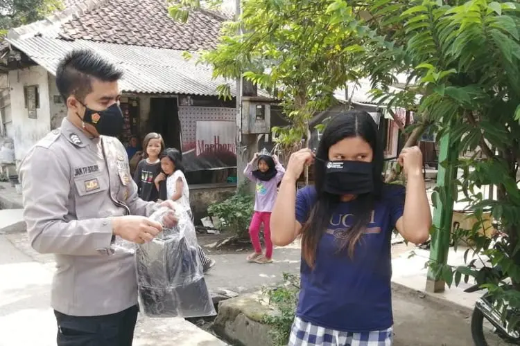 Gelar Operasi Yustisi Penerapan Prokes, Polisi Bagikan Masker