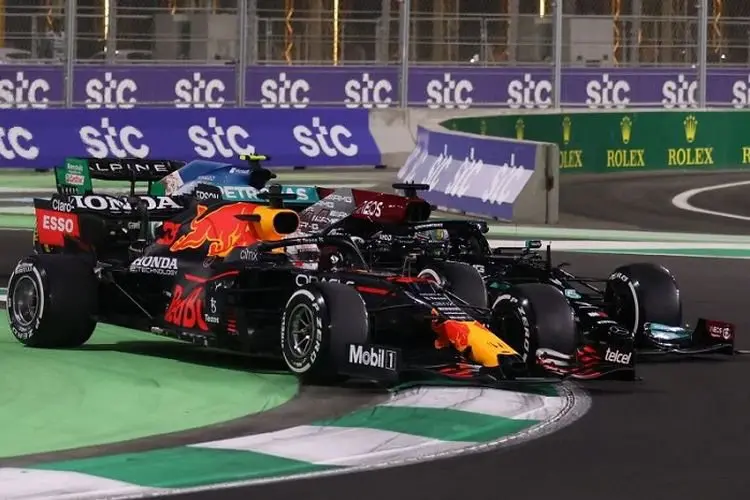 Max Verstappen Juara Dunia F1, Dramatis Salip Lewis Hamilton di Lap Terakhir