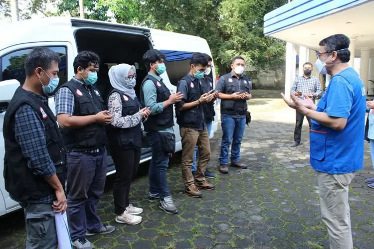 Bantu Sesama, Delapan Relawan FK Unisba Berangkat ke Daerah Terdampak Erupsi Gunung Semeru