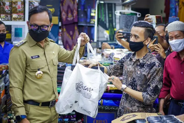 Bima Arya: Pasar Tradisional di Kota Bogor Bakal Terapkan  Larangan Penggunaan Kantong Plastik
