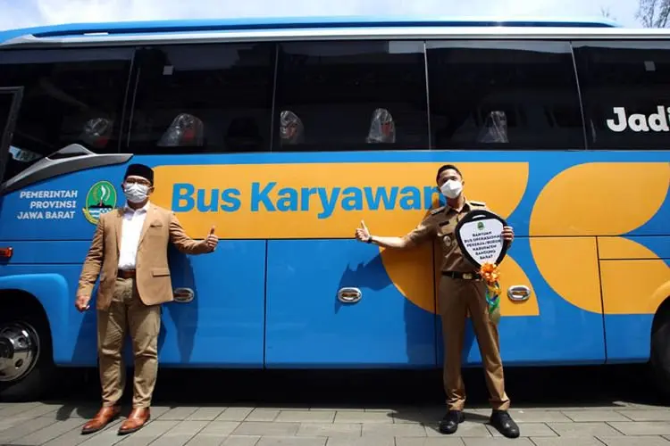 Foto: Pemprov Jabar Serahkan Bus Operasional Buruh untuk Dua Daerah