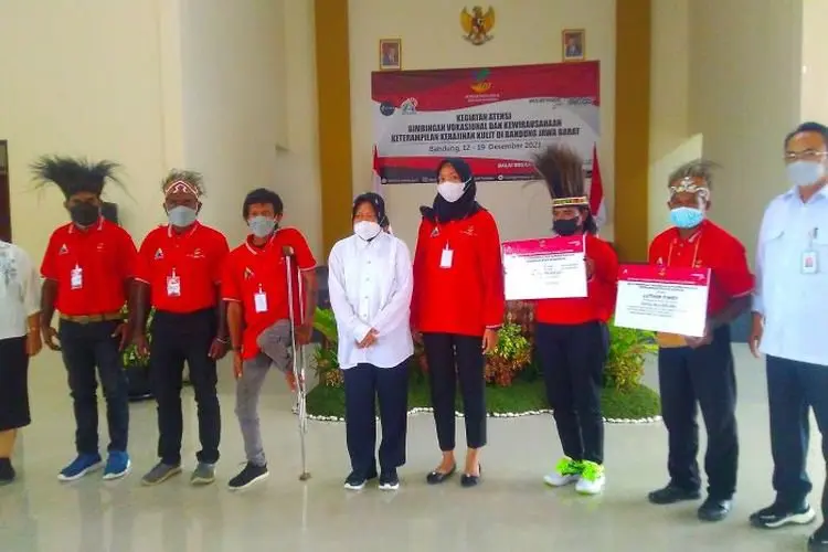 Tingkatkan Keahlian Pengrajin Kulit Buaya Asal Papua, Mensos Risma Berharap Hal Ini