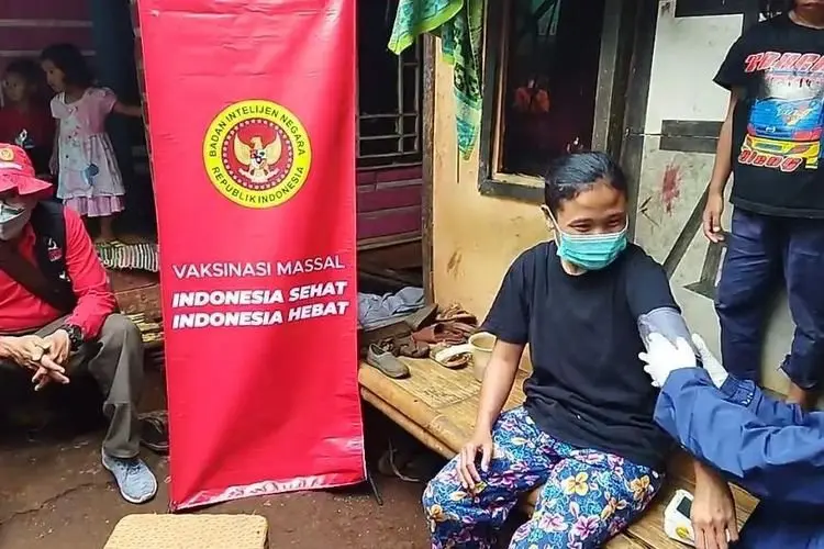 BIN Jabar Vaksinasi Warga Kampung Nelayan di Indramayu