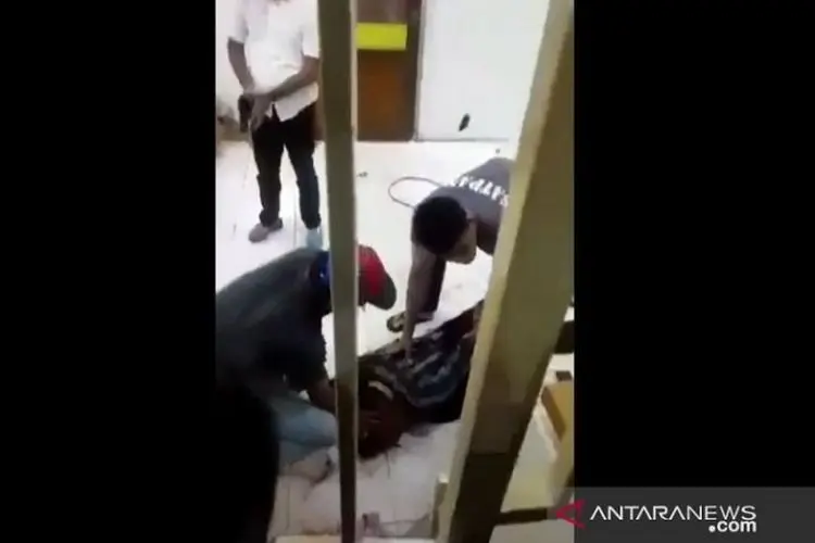 Sandera Tiga Orang, Perampok Ini Akhirnya Tak Berdaya Dikepung Puluhan Warga dan Polisi