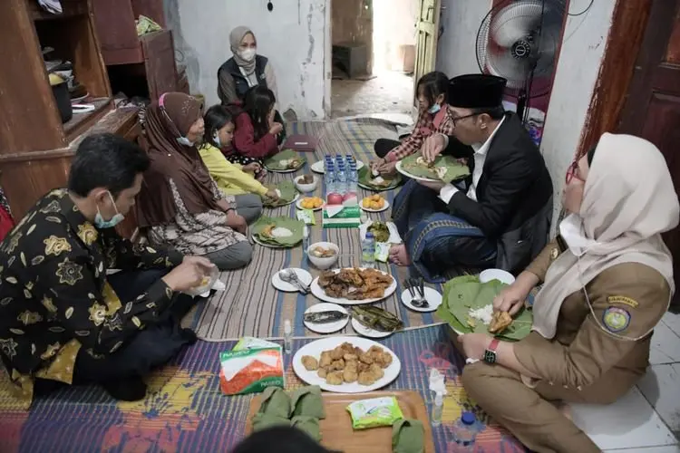 Ridwan Kamil Kunjungi dan Makan Bersama Tiga Anak Telantar di Indramayu
