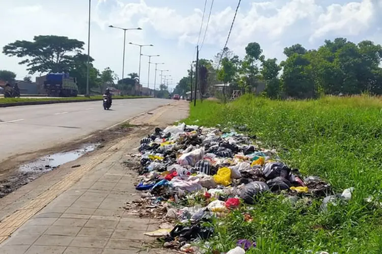 Kok Bisa, Sampah Menggunung di Akses Menuju Tol Soroja