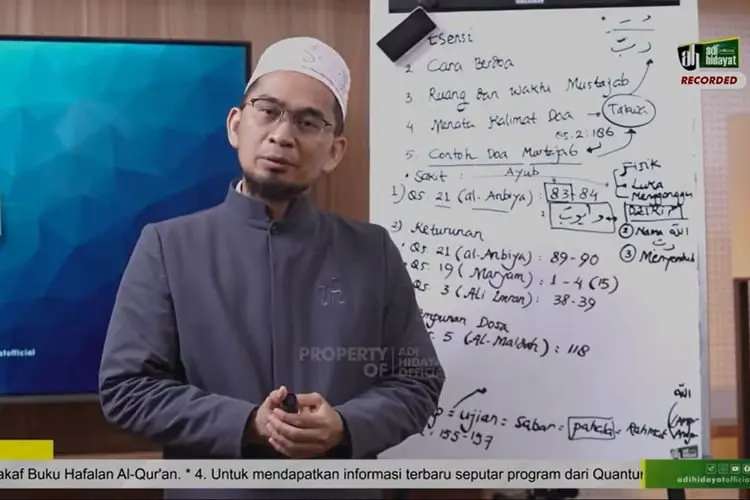 Ustadz Adi Hidayat Sebut Bangun Sholat Tahajud Ciri Ahli Surga, Ini Doanya