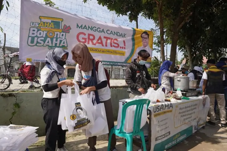 Kelompok Binaan Airlangga Hartarto Kampanye Belanja Produk UMKM di KBB