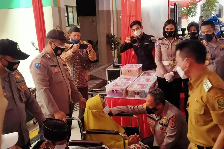 Pantau Vaksinasi, Kapolda Jabar Optimis Jawa Barat Tembus 70 Persen