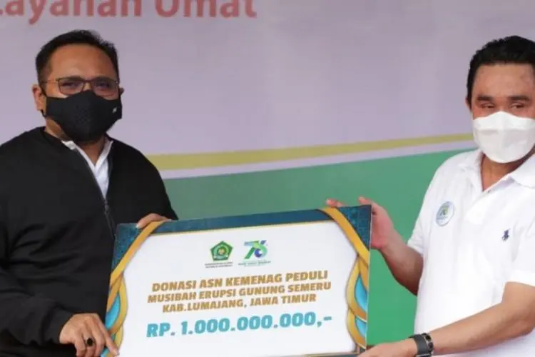 Bantu Korban Erupsi Semeru, Kemenag Serahkan Bantuan Rp1 Miliar dari Hasil Pengumpulan Bantuan ASN