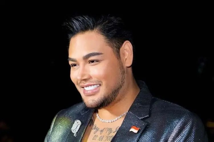 Ivan Gunawan Pamer Foto Renang Malam, Eh Netizen Malah Salfok Sama Rumahnya