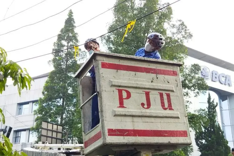 Bertahap, Pemkot Bandung Mulai Turunkan Kabel Jaringan Udara