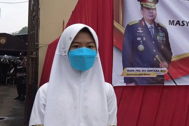 Ayahnya Meninggal Dunia, Bocah Ini Menangis Terima Bantuan di Mapolrestabes Bandung